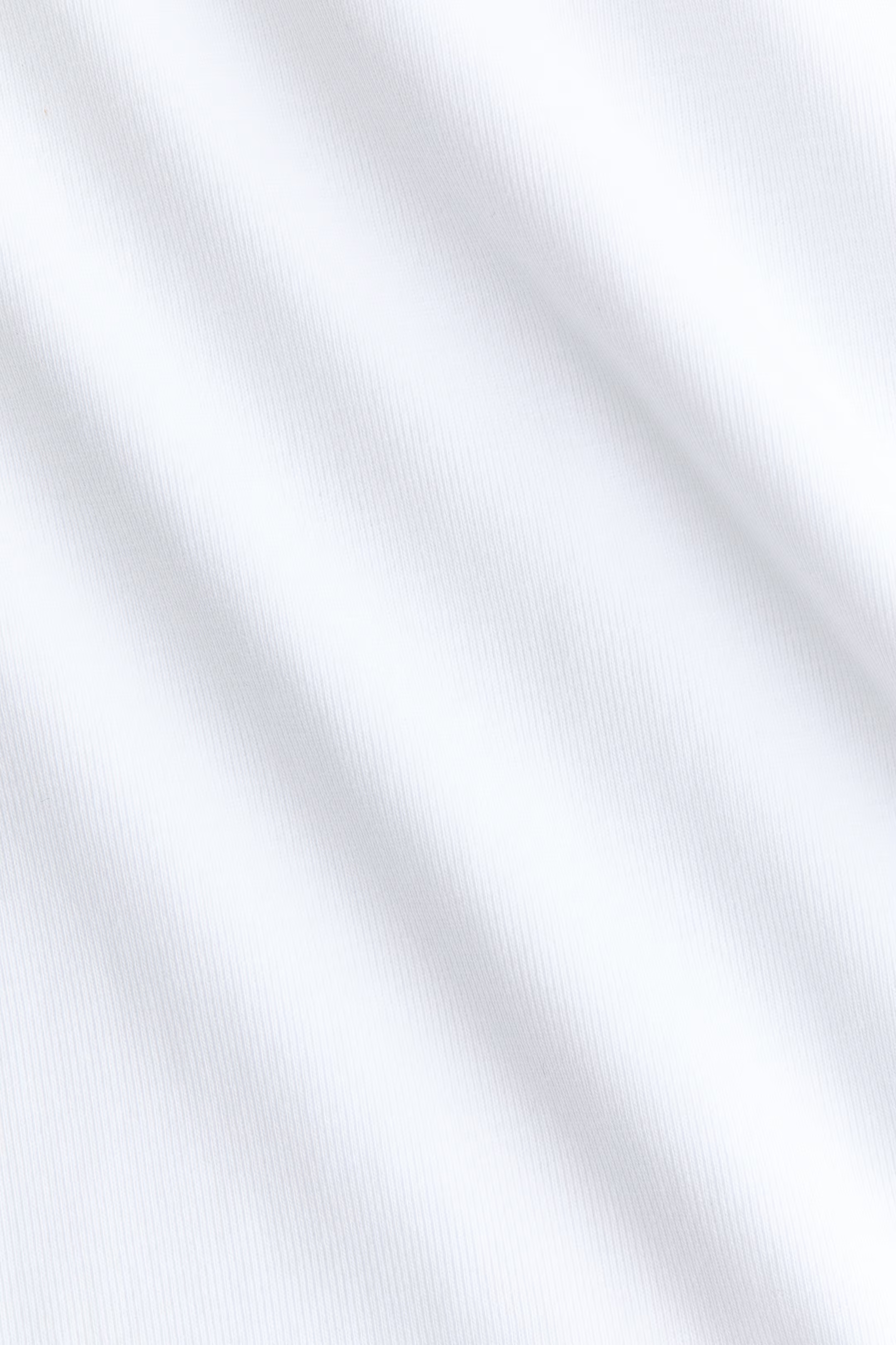 encolure et maille lisse du débardeur blanc